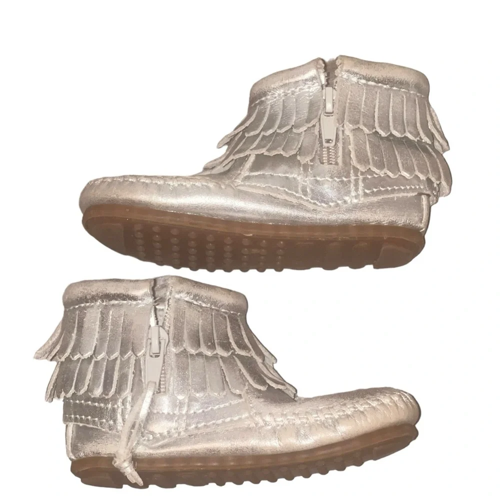 Minnetonka Toddler Aria Silver Fringe moccasin Booties